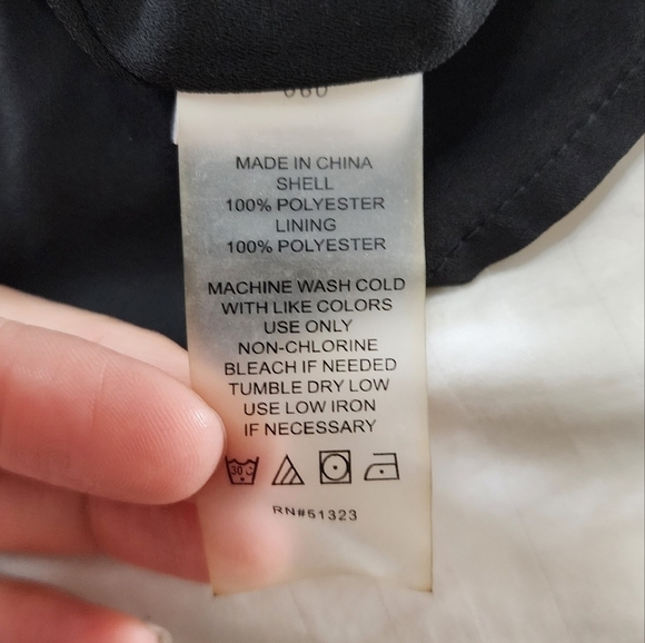 Vince Camuto Rich Black Floral V-neck Mid Sleeve Blouse size Small NWT - Picture 5 of 8